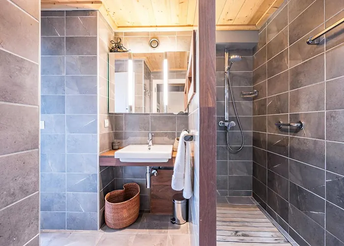 With Balcony 10 Min Walk From The Slopes *